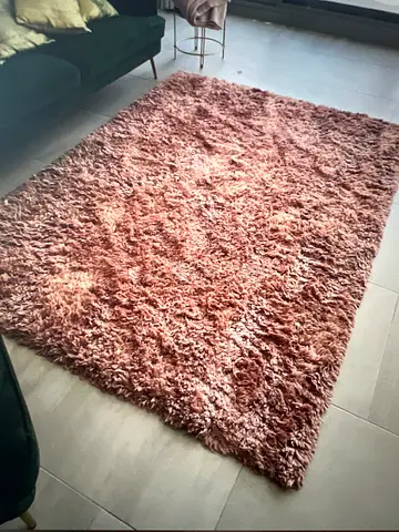 Soft shaggy pink area rug - perfect condition - dry cleaned