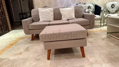 كنب مع طاولة