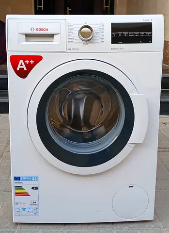 Fully Automatic 9kg Bosch washing machine, it is working condition, with white look.