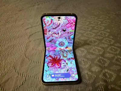 Samsung Galaxy Z Flip - Foldable Phone in Good Condition