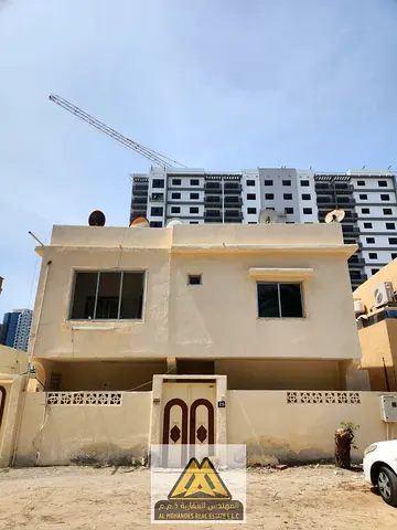 4 rooms 2 bathrooms Kitchen Each floor has 4 rooms Suitable for staff accommodation or investment Prime location close to all services