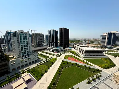 شقة بغرفتي نوم وغرفة خادمة، مُجددة بالكامل وتتمتع بإطلالة على الحديقة