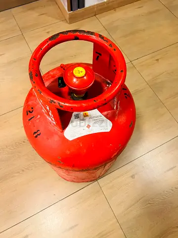 Gas cylinder with regulator free delivery