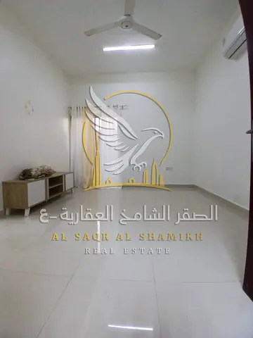 غرفه وصاله للايجار السنوي في المويهات علي مخرج دبي بسعر مميز جدا مع تسهيلات بالدفع علي 6 شيكات مع بلكونه تشطيب مميز جدا وجديد