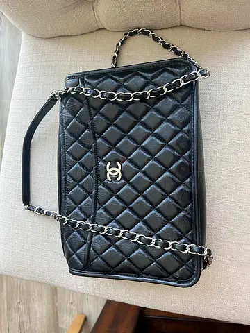 BARGAIN VINTAGE CHANEL BLACK LEATHER CROSSBODY BAG