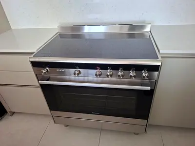 Siemens new model Electric cooker model is iQ700 perfect working free delivery