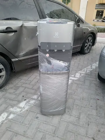 Bottom load water dispenser