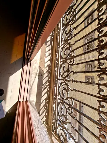 Writing  شقة للإيجار السنوي في مويلح القديمة قرب المدارس غرفتين وصالة وبلكونة وحمامين وخزائن حائط. السعر 40000 درهم. الدفع 4 أو 6 دفعات.