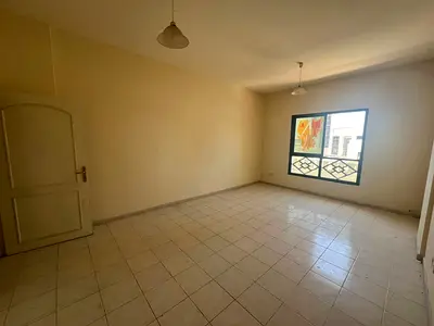 شقة غرفتين وصالة بمساحة كبيرة جداً | تكييف مركزي | على الشارع الرئيسي | بالقرب من دوار فيرونا | الراشدية 3