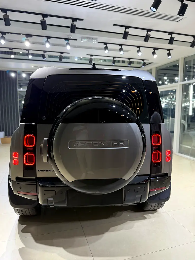 Land Rover Defender 2024