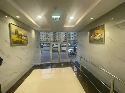 استمتع بالسكن في قلب النعيمية بالقرب من مدرسة الحكمة ضمن بناية جديدة توفر الراحة والمساحات الواسعة والموقع المثالي