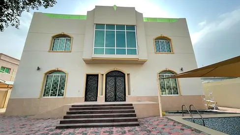 صة استثمارية وسكنية مميزة لامتلاك فيلا واسعة في منطقة الفلج من أكثر المناطق المطلوبة والهادئة للعائلات. تقع الفيلا على شارع بعرض 18 متر وتتميز بمساحة