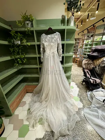 White lace wedding gown with long tulle train, size approx EU 36-38