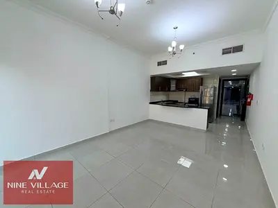 غرفة نوم مشرقة بغرفتي نوم | روكان G22 JVC | إطلالة على المسبح