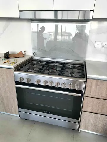 Bosch 5 Burners Full gas Cooking Range Sam Like New condition 90cm