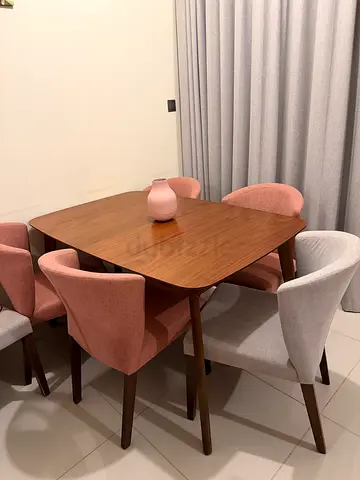 Extendable Wooden Dining Table with 6 Chairs – Good Condition
