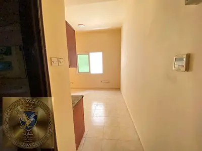 استوديو مميز للإيجار السنوي في وداخل بناية نظيفة وحدي منطقة البطينةثة يمنحك فرصة رائعة للسكن في موقع حيوي قريب من جميع