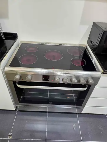 Hoover5 Burners Full Electric Digital Cooking Range Sam Like New condition