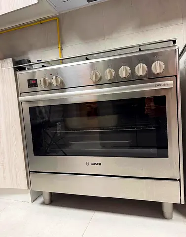 Bosch 8 series Top gas with Electric oven Freestanding stainless steel in excellent condition