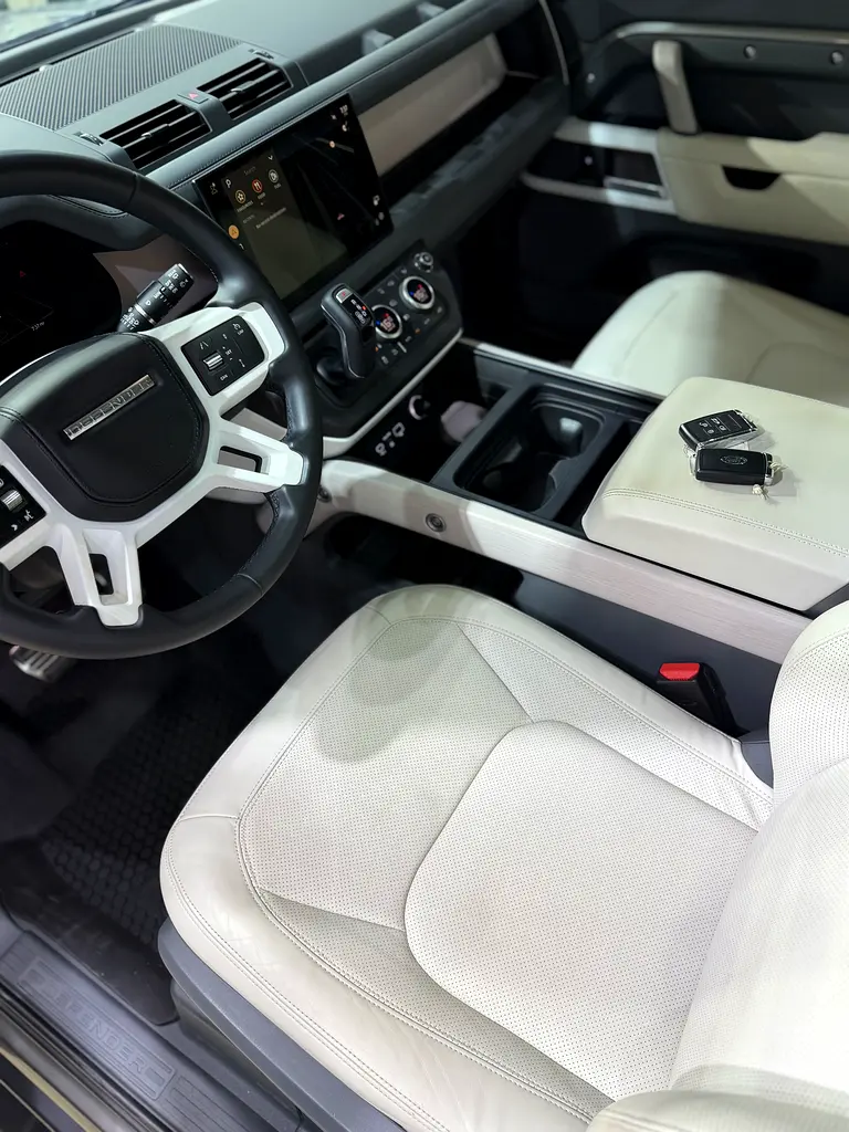 Land Rover Defender 2024