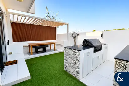 3 Bedrooms | Single Row | Upgraded | Corner