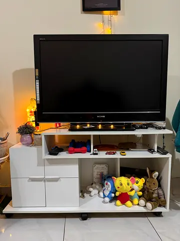 Sony 40-inch LED TV in good condition with stand