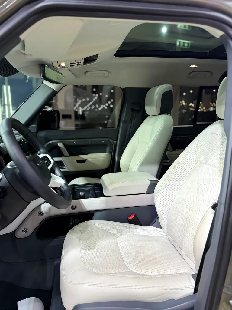 Land Rover Defender 2024