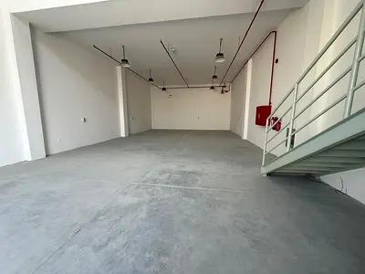 مساحة 3250 قدم مربع. ميزانين جاهز. حمام داخلي. كهرباء 40 كيلوواط. مستودع جديد بتشطيب عالي الجودة.
