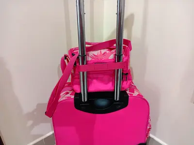 Pink trollybag with lunch bag . :good condition