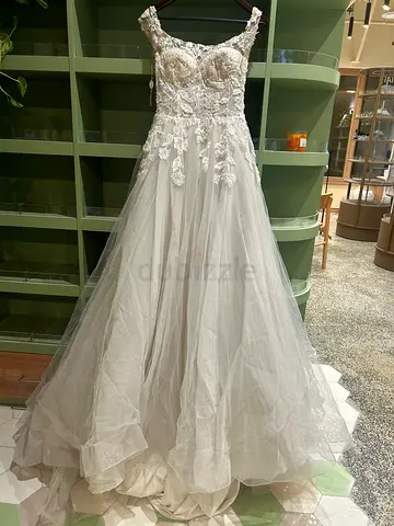 Ivory lace A-line wedding dress with tulle skirt, size likely UK 10-12