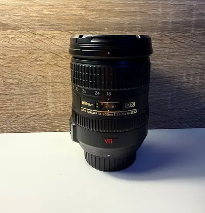 Nikon AF-S Nikkor 18-200mm f/3.5-5.6G ED VR DX zoom lens