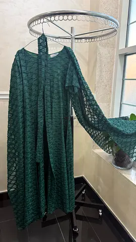 فستان سهرة أخضر زمردي فخم مع حزام للخصر Luxurious Emerald Green Evening Gown with Belt - Worn Once (