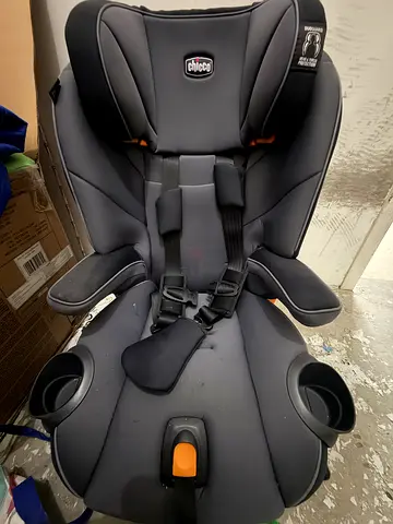 Chicco Convertible Car Seat - Good Condition with Cup Holders