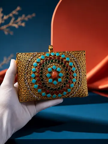 حقيبة يد نسائية فاخرة بأحجار كريمة - Luxurious womens handbag embellished with precious stones