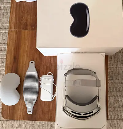 Apple Vision Pro (original) with accessories - Excellent condition