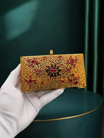 حقيبة يد نسائية فاخرة بأحجار كريمة - Luxurious womens handbag embellished with precious stones