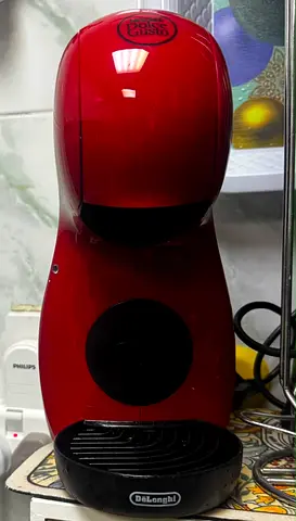 DeLonghi single-serve pod coffee machine (red) - working