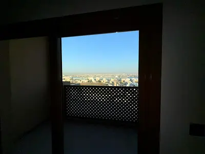 شقة فاخرة للإيجار بمساحات واسعة وموقع مميز قريب من كورنيش عجمان مع مزايا إضافية تمنحك قيمة أكبر