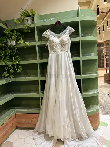 White lace wedding dress with long train, size estimate available