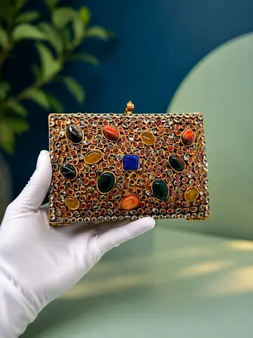 حقيبة يد نسائية فاخرة بأحجار كريمة - Luxurious womens handbag embellished with precious stones
