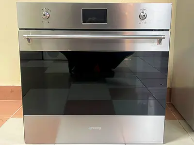 Smeg latest model Built-in electric oven 60cm - good condition