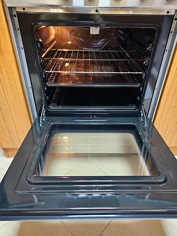 SUPER URGENT SALE Full gas freestanding cooker 60x60 in good condition, used lightly