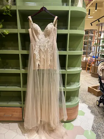 Light champagne lace wedding dress, size likely EU 36-38
