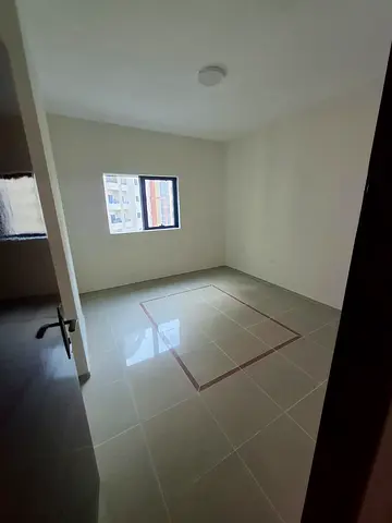 📢 **للإيجار السنوي – القاسمية (الند)**  🏡 شقة **غرفتين وصالة كبيرة** بموقع مميز.