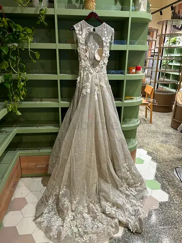 Ivory lace embellished wedding gown with long train - size approx 36