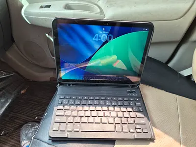 Ipad 10th generation the detachable Bluetooth keyboard - good condition paechase 2025 October l