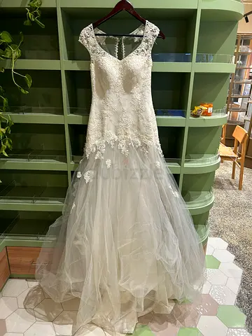 White lace and tulle wedding dress, size likely small (pre-owned)