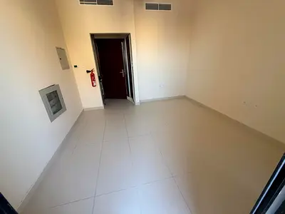 استديو اول  مع بلكون ساكن للإيجار السنوي في منطقة العاليه  مباشر علي شارع محمد بن زايد