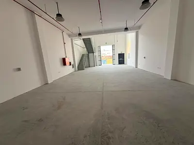 مساحة 2800 قدم مربع. ميزانين جاهز. حمام داخلي. كهرباء 100 كيلوواط. تشطيب جديد وعالي الجودة. جاهز للاستلام والتشغيل مباشرة.