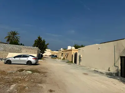 للبيع بيت عربي مميز في منطقة القادسية بموقع حيوي وقريب من جميع الخدمات الأساسية، مما يجعله خيارًا مثاليًا للسكن العائلي أو للاستثمار. يتميز العقار بسه
